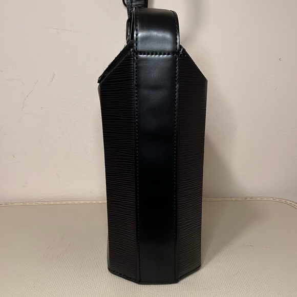 Louis Vuitton Black Epi Sac Seau - Picture 5 of 16